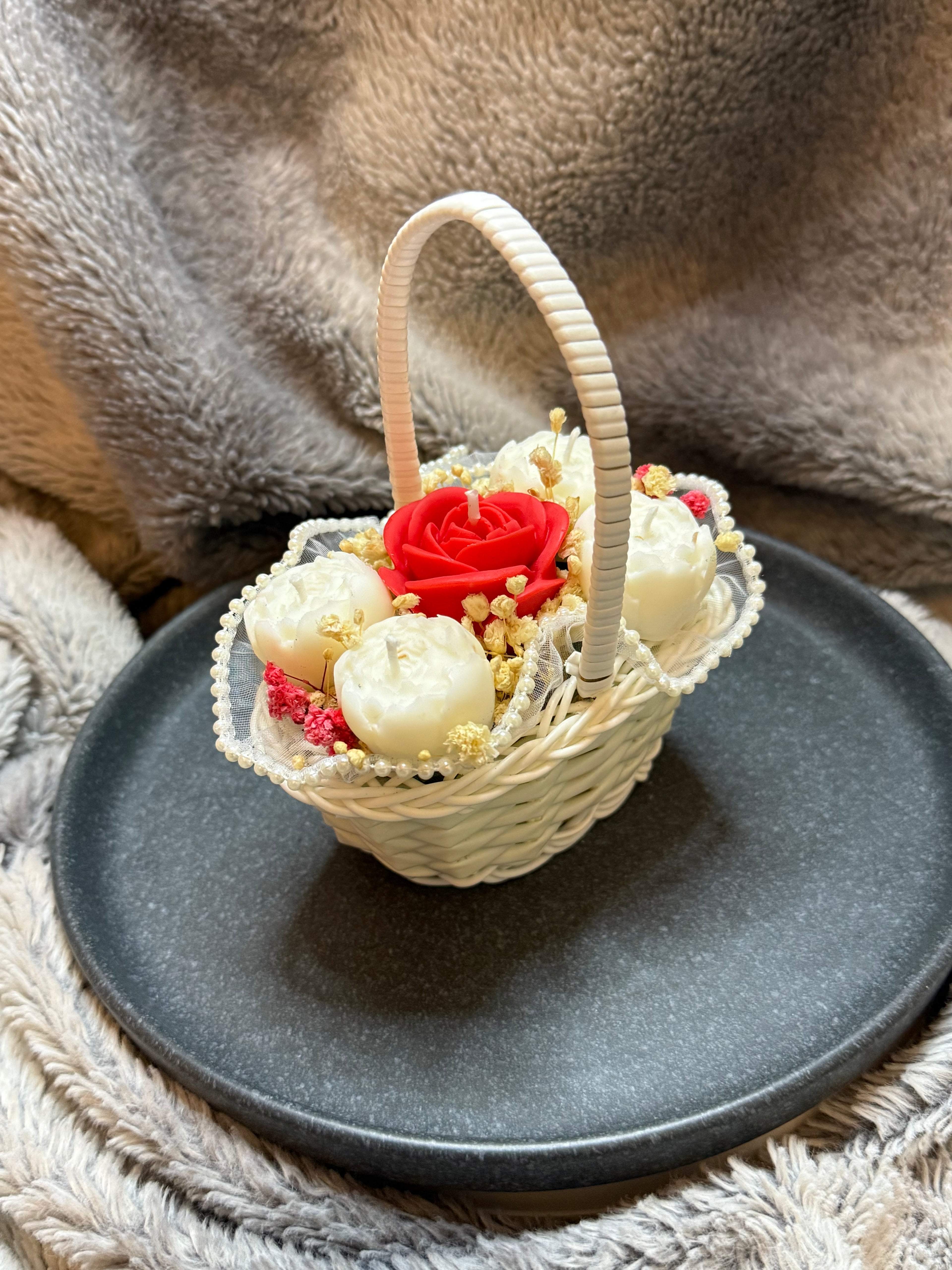 Blumenkorb mit Rosen