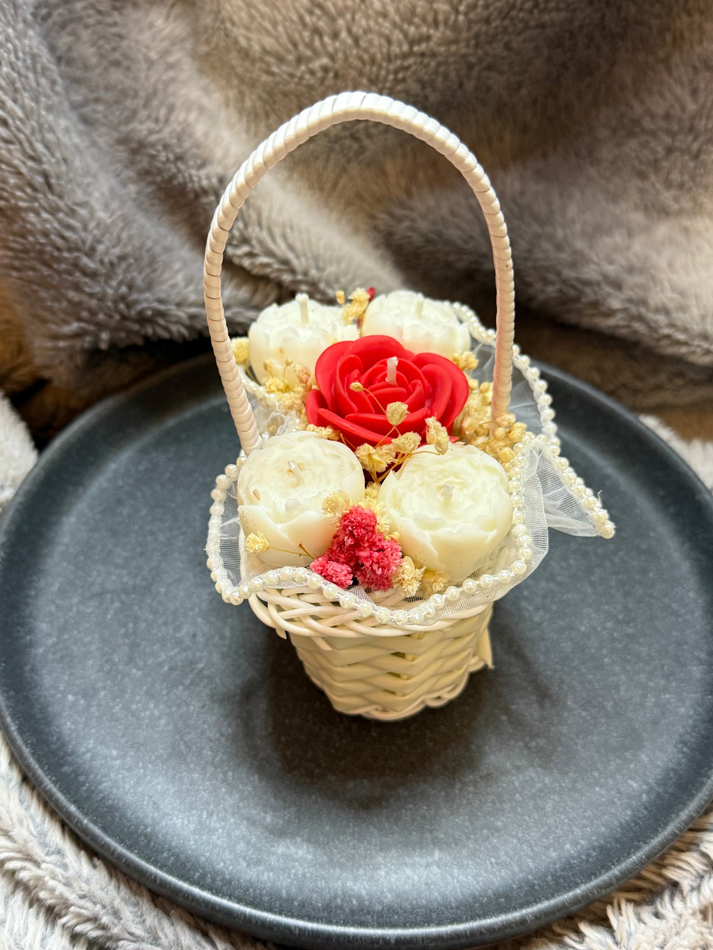 Blumenkorb mit Rosen
