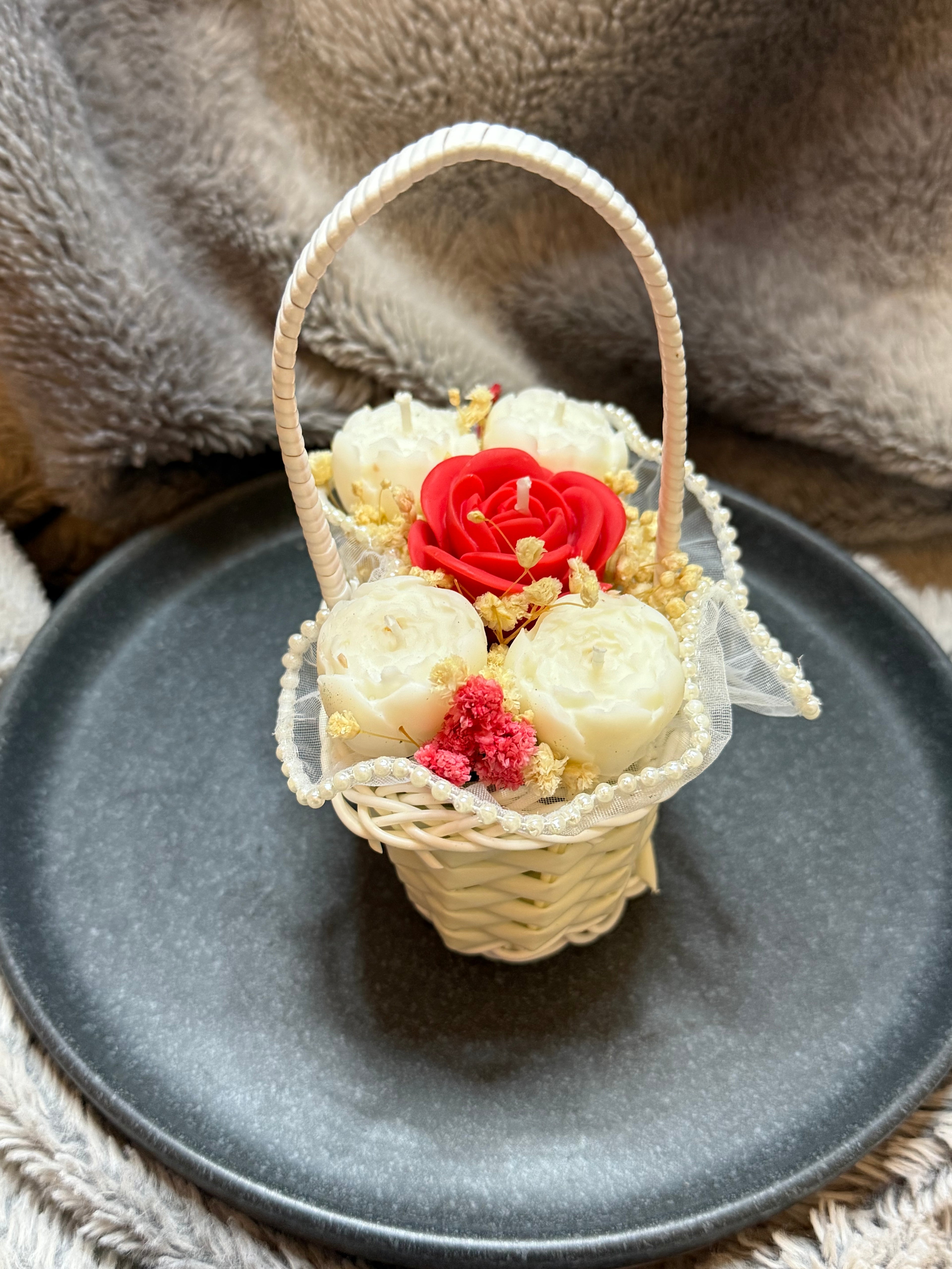 Blumenkorb mit Rosen