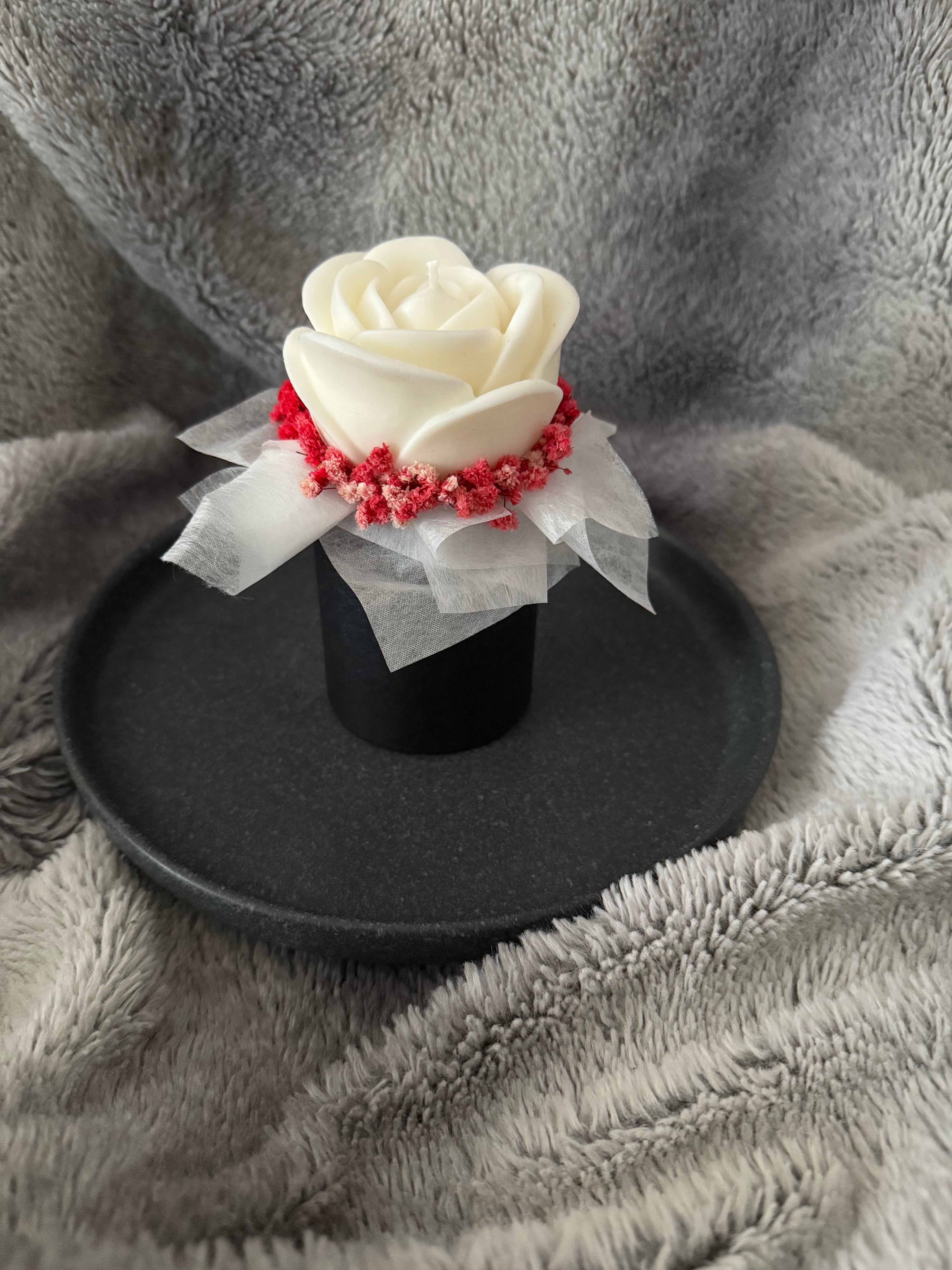 Kleine Blumenbox mit einer Rose