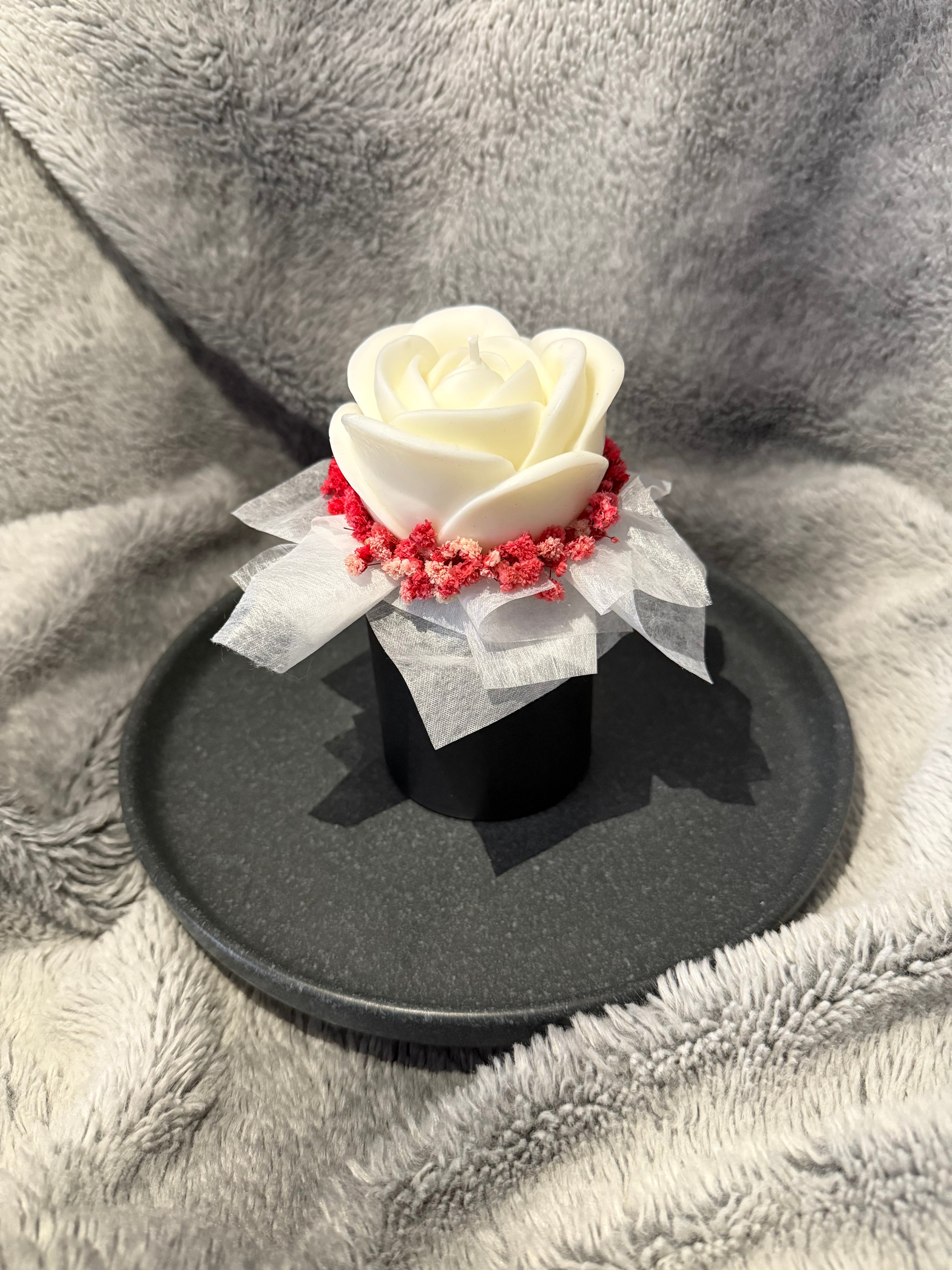 Kleine Blumenbox mit einer Rose